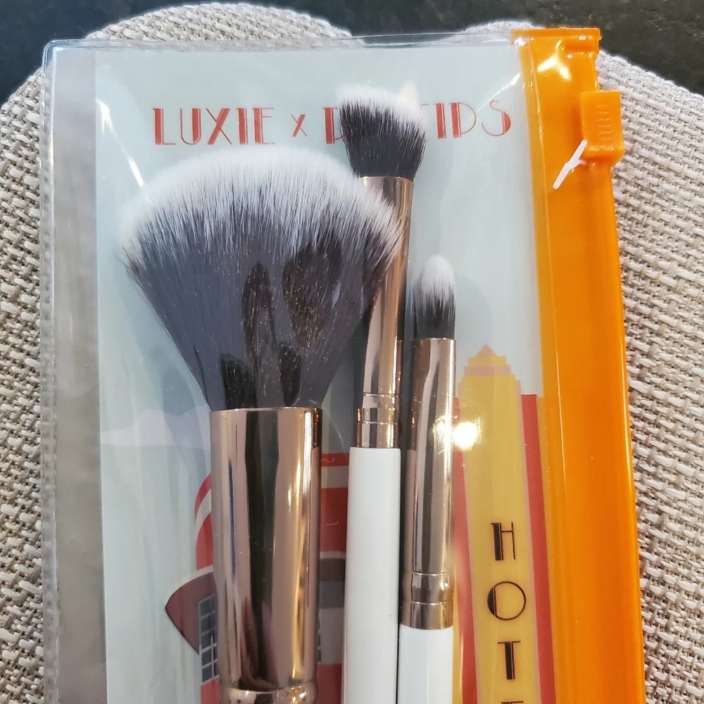 Luxie Por La Noche cosmetic brush set (Set Of 3 - Blush, Concealer, Angle)